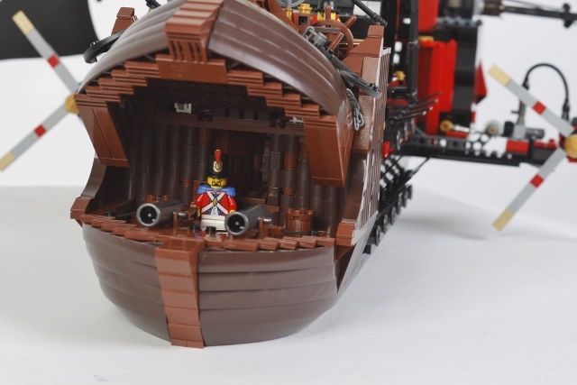 LEGO MOC - Steampunk Machine - FS-041m: сюрприз для врага - две пушки - готовые стрелять в любой момент. Передняя часть корпуса поднимается и два орудия поражают цели.<br />
скрытный вход в данную часть корабля обеспечивает люк под капитанским мостиком.  